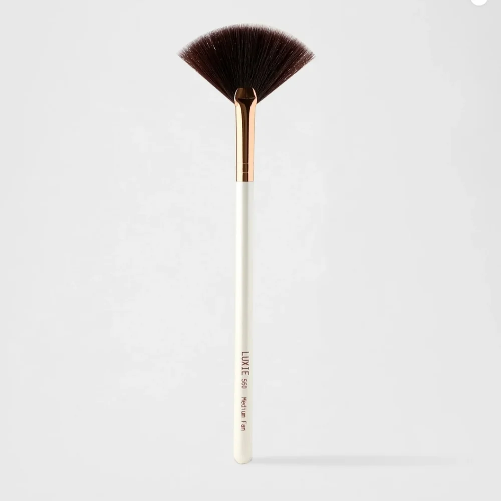 Luxie Pearl 560 Medium Fan Brush